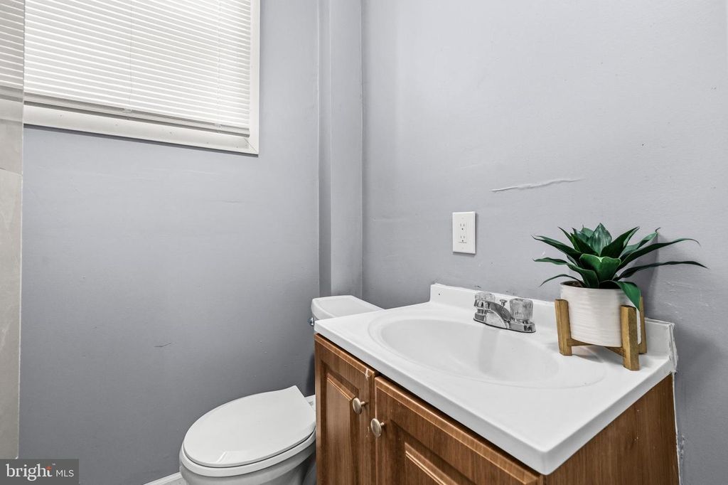 Image 17 of property listing at 2002 N SMALLWOOD ST, Baltimore, MD 21216
