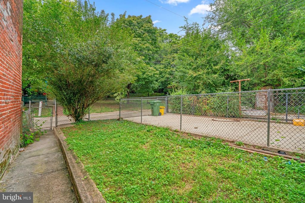 Image 25 of property listing at 2002 N SMALLWOOD ST, Baltimore, MD 21216