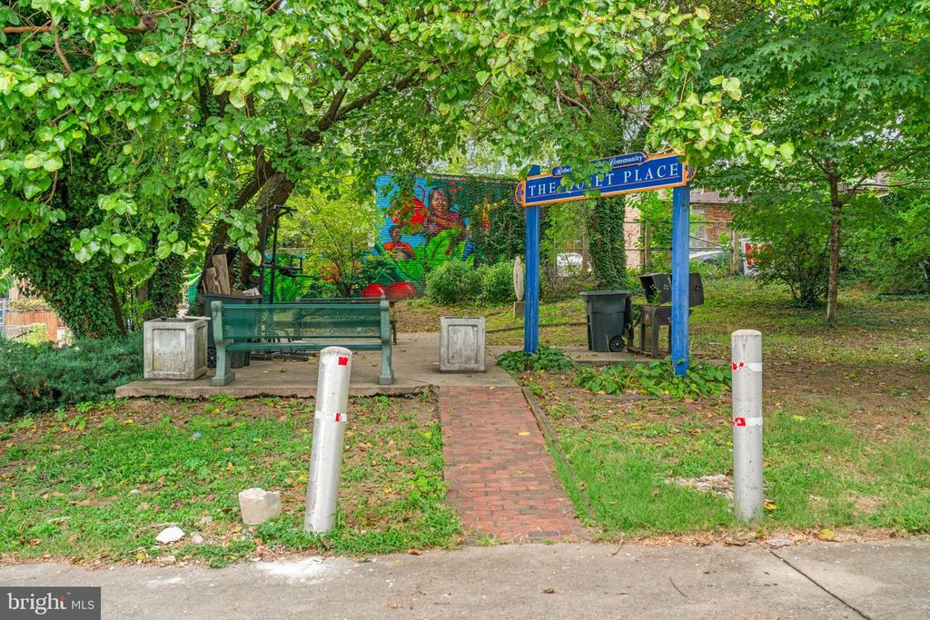 Image 27 of property listing at 2002 N SMALLWOOD ST, Baltimore, MD 21216