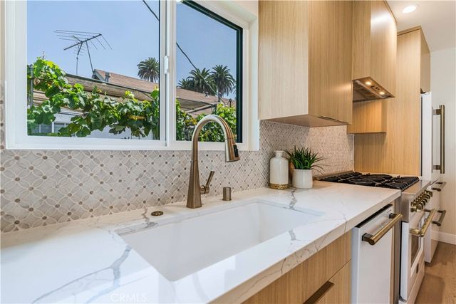 2837 S Palm Grove Avenue, Los Angeles, CA 90016