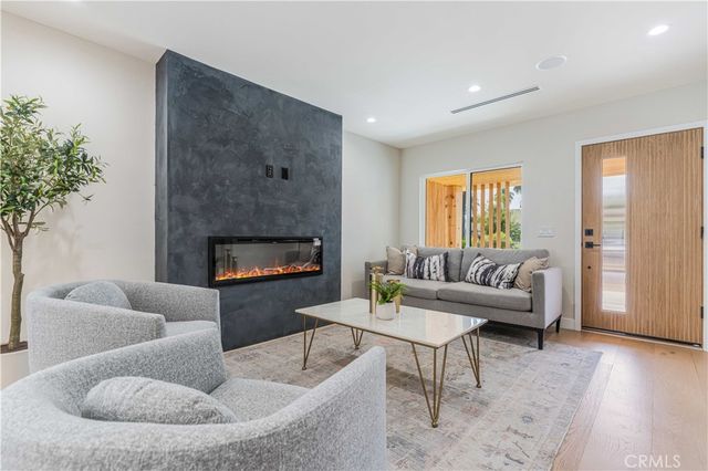 2837 S Palm Grove Avenue, Los Angeles, CA 90016