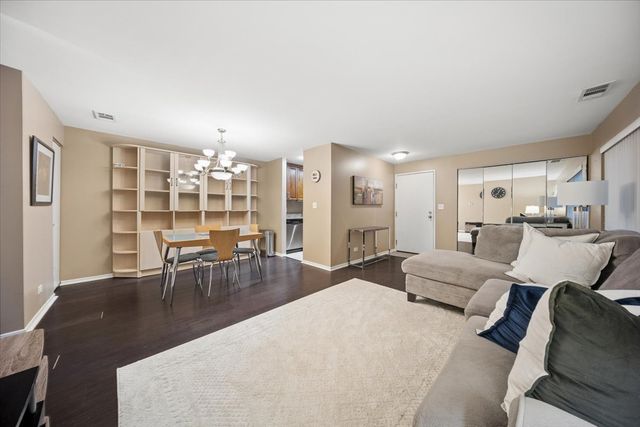 550 Vine Avenue 104, Highland Park, IL 60035