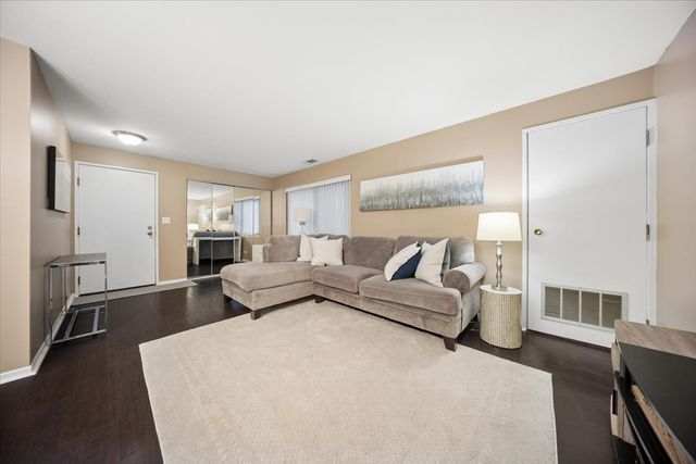 550 Vine Avenue 104, Highland Park, IL 60035