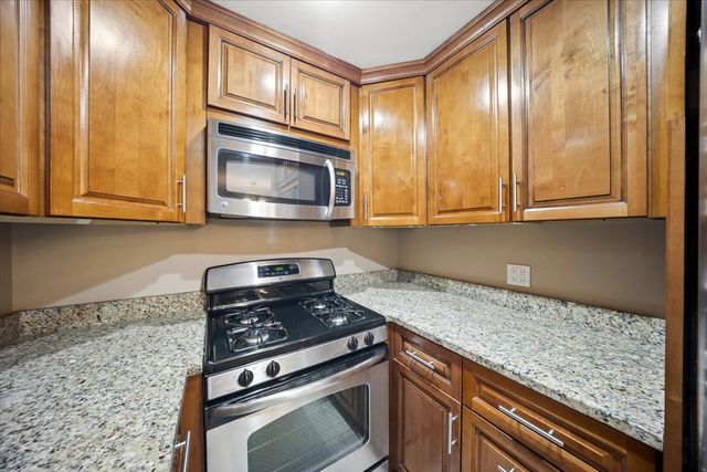 550 Vine Avenue 104, Highland Park, IL 60035