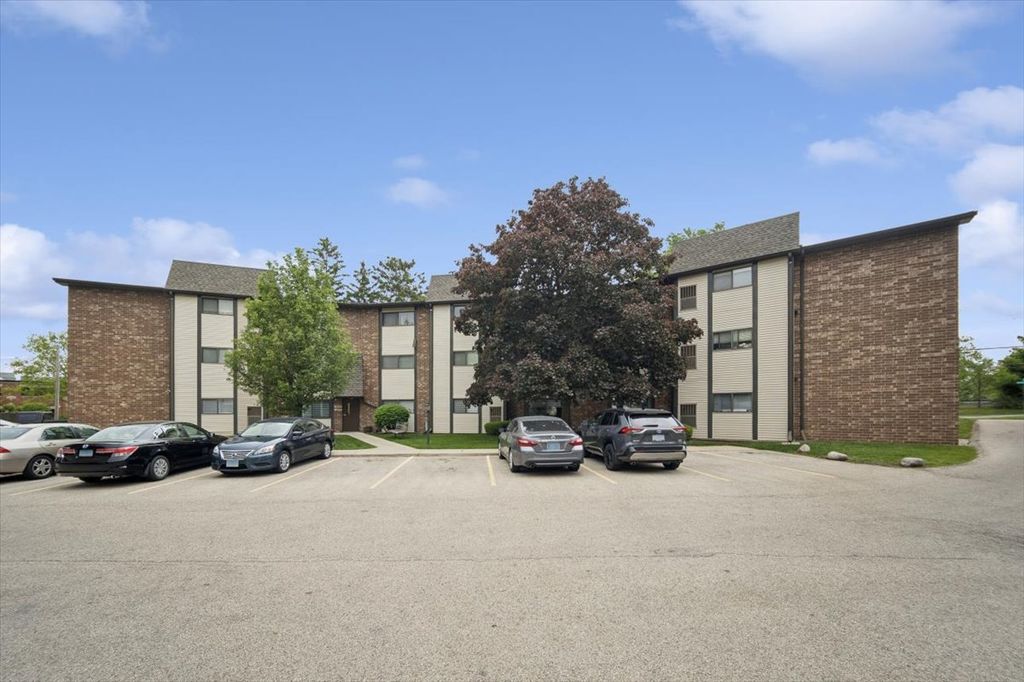550 Vine Avenue 104, Highland Park, IL 60035