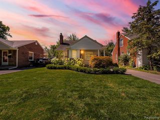 21674 Prestwick Avenue, Harper Woods, MI 48225
