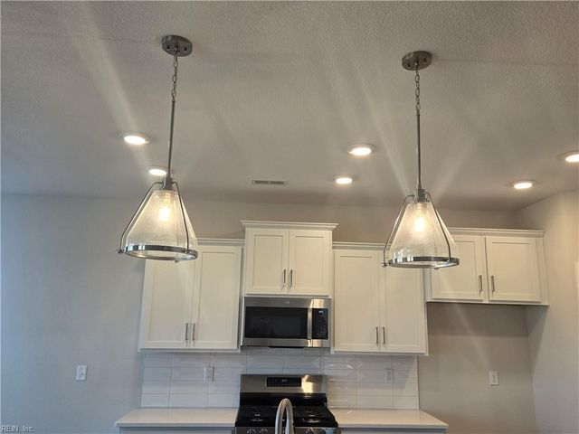 228 Arbormoor LN, Moyock, NC 27958