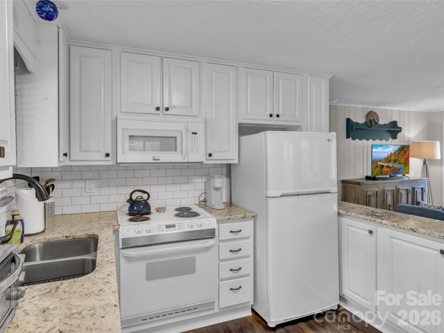 87 Glenview Road, Lake Junaluska, NC 28745