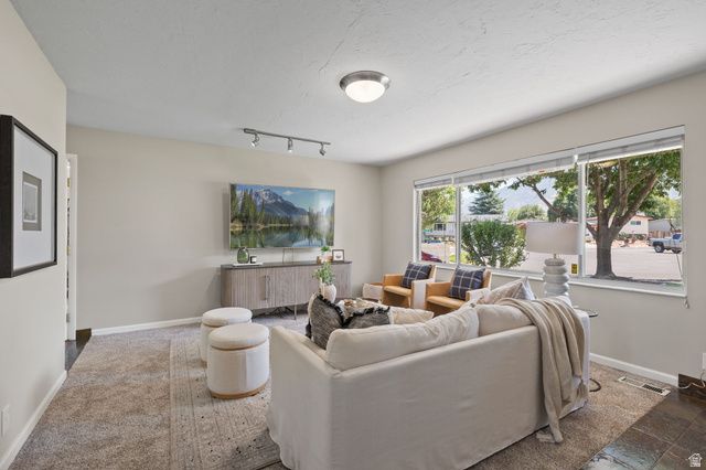 2370 E QUAIL RUN CIR, Sandy, UT 84093