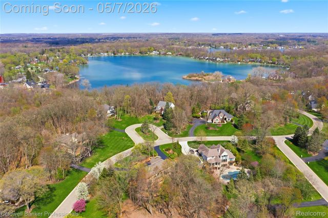 7520 Mistwood Drive, White Lake Charter Township, MI 48383