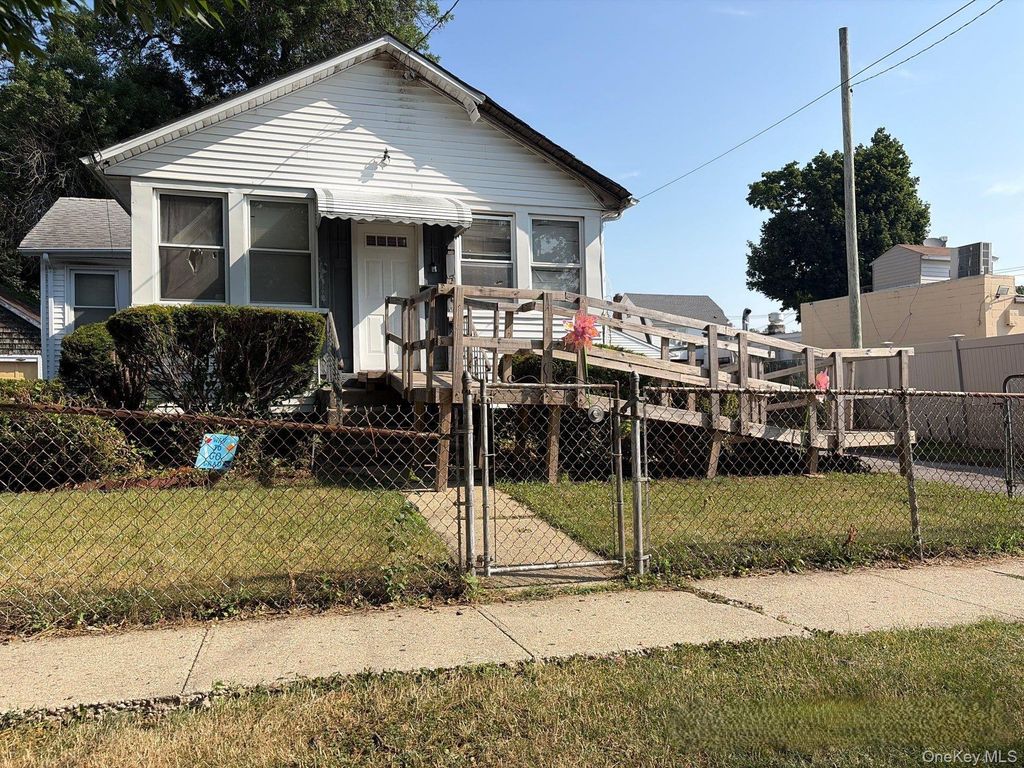 27 Midwood Street, Hempstead, NY 11550 — exterior