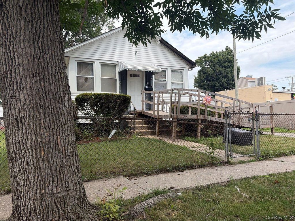 27 Midwood Street, Hempstead, NY 11550 — photo 3