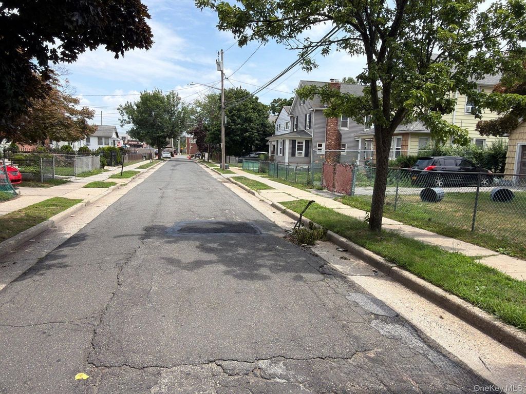 27 Midwood Street, Hempstead, NY 11550 — photo 4