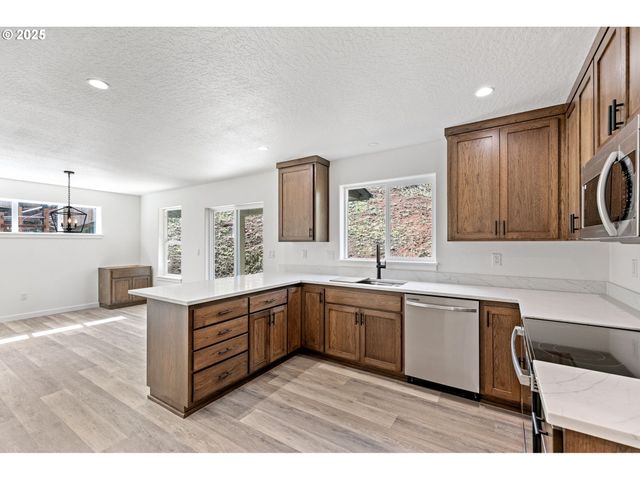 65 BANGLE Ct, Cottage Grove, OR 97424