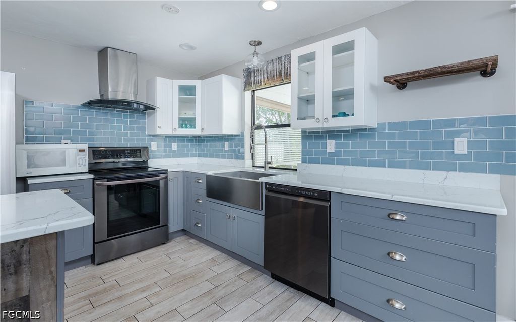 Image 4 of property listing at 5243 Sunnybrook CT, Cape Coral, FL 33904