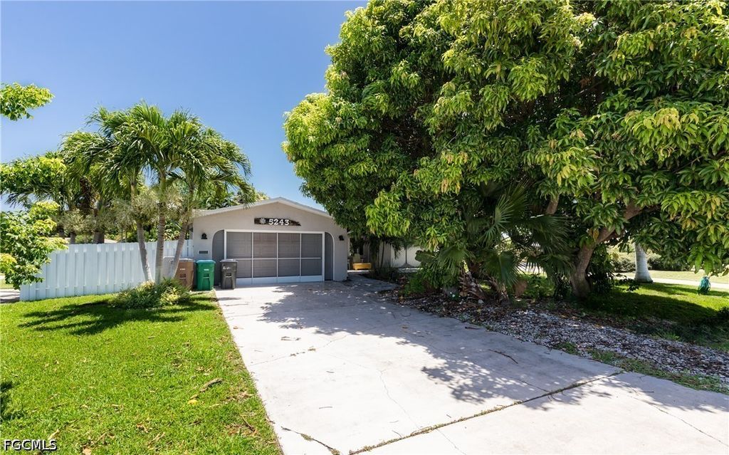 Image 5 of property listing at 5243 Sunnybrook CT, Cape Coral, FL 33904