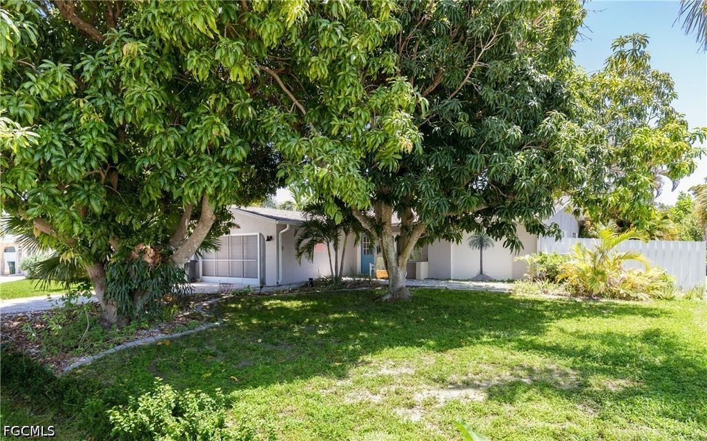 Image 6 of property listing at 5243 Sunnybrook CT, Cape Coral, FL 33904
