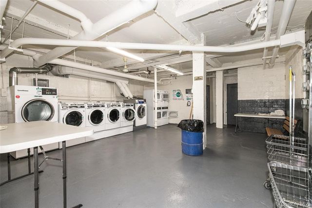 8306 Vietor Ave Apt 4R, New York City, NY 11373