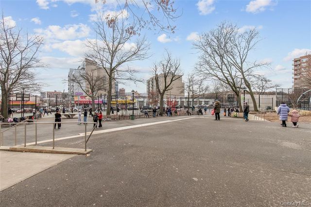 8306 Vietor Ave Apt 4R, New York City, NY 11373