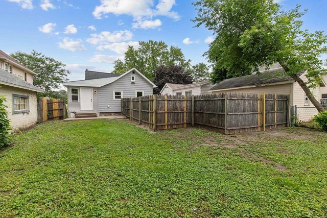 1025 SCHOOL AVENUE, Oshkosh, WI 54901
