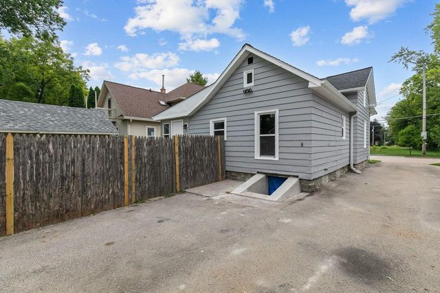 1025 SCHOOL AVENUE, Oshkosh, WI 54901
