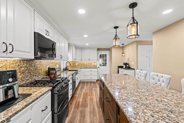 5 Spicebush Circle, Litchfield, NH 03052
