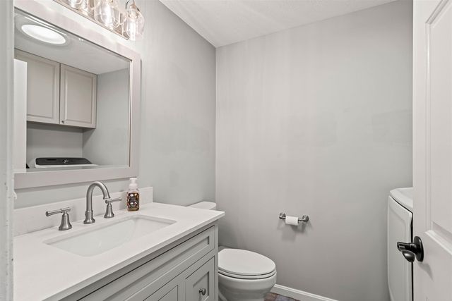 5 Spicebush Circle, Litchfield, NH 03052