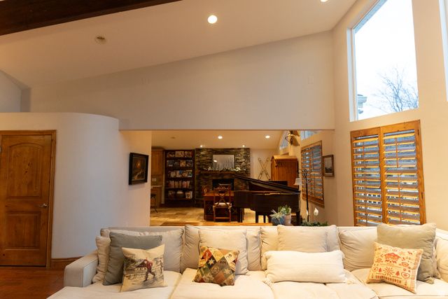 8867 S EASTHILLS DR, Sandy, UT 84093