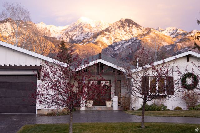 8867 S EASTHILLS DR, Sandy, UT 84093