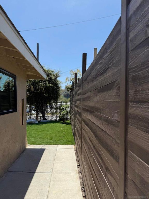 519 Camelot Dr, Oceanside, CA 92054 — photo 2