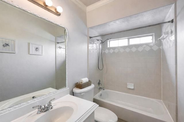 7827 Shady Villa Cove, Houston, TX 77055