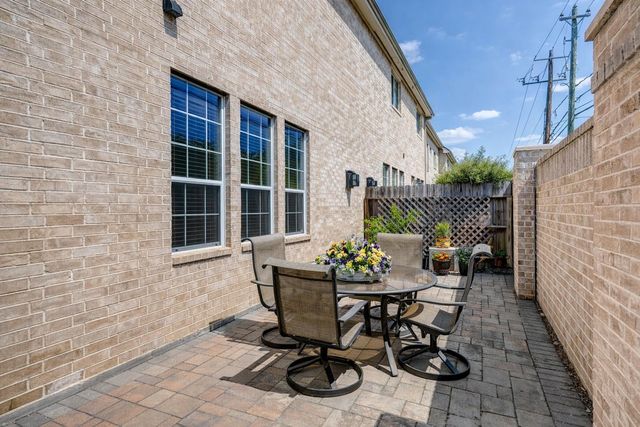 7827 Shady Villa Cove, Houston, TX 77055