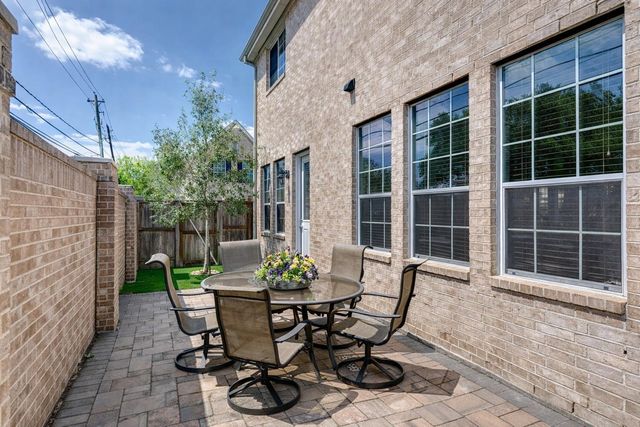 7827 Shady Villa Cove, Houston, TX 77055