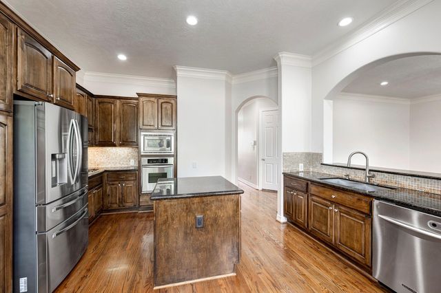 7827 Shady Villa Cove, Houston, TX 77055