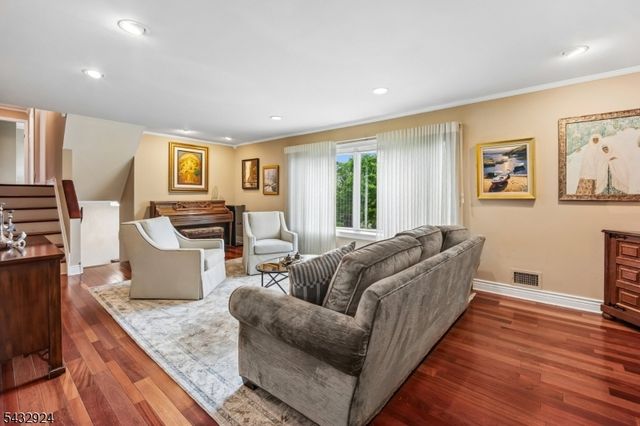 17 Stonewall Dr, Livingston Twp., NJ 07039