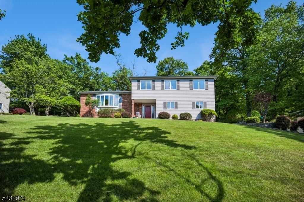 17 Stonewall Dr, Livingston Twp., NJ 07039