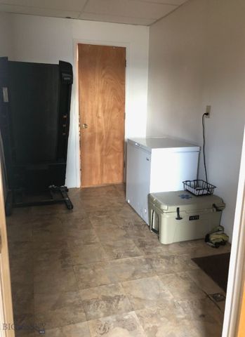 200 Cleveland, Chinook, MT 59523