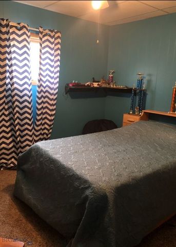 200 Cleveland, Chinook, MT 59523