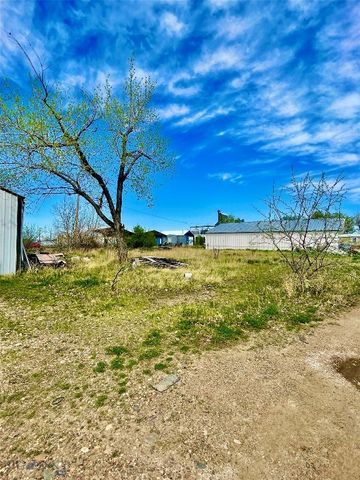 200 Cleveland, Chinook, MT 59523