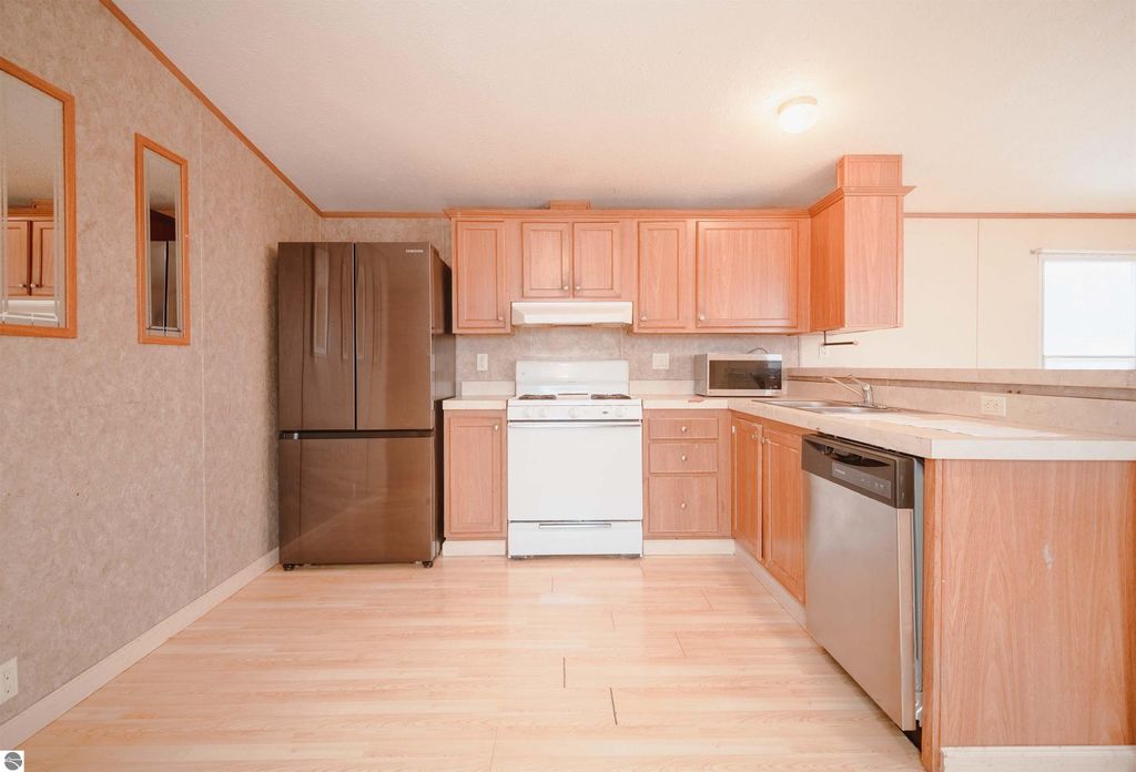 Image 4 of property listing at 868 Shady Lane, Traverse City, MI 49686