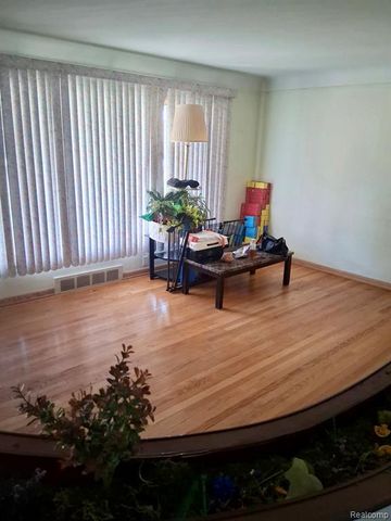 19385 Skyline Street, Roseville, MI 48066