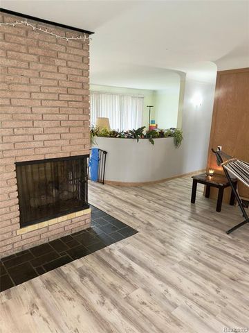 19385 Skyline Street, Roseville, MI 48066