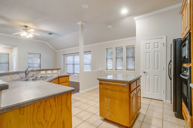 1030 Shortleaf Pine Drive, Arlington, TX 76012