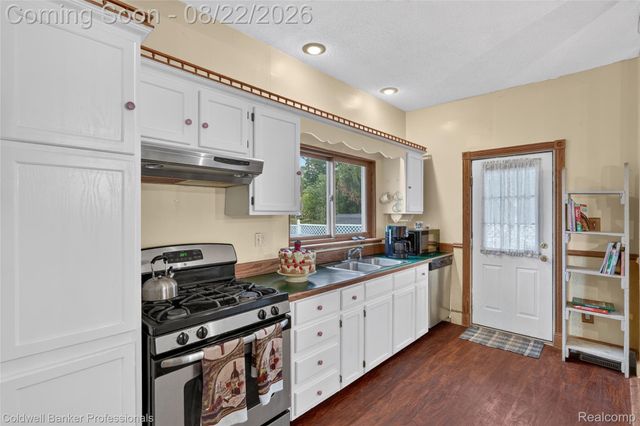 108 College Street, Holly Village, MI 48442