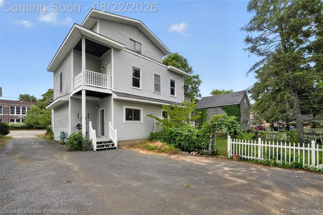 108 College Street, Holly Village, MI 48442