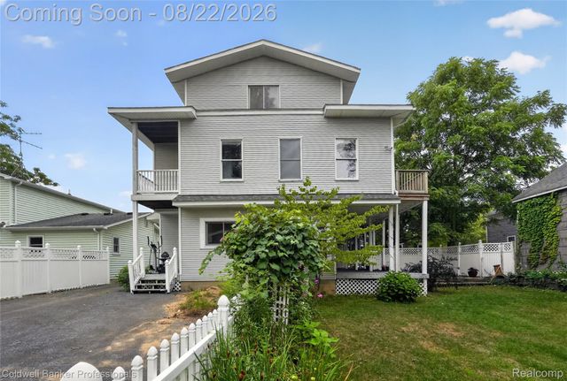 108 College Street, Holly Village, MI 48442