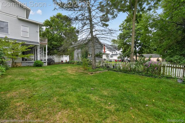 108 College Street, Holly Village, MI 48442