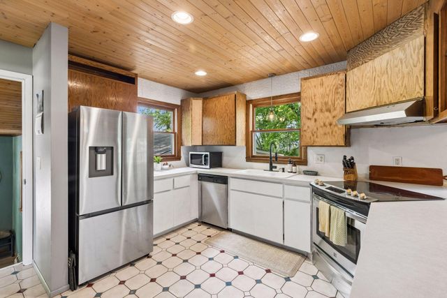 9883 Brookview Road, Woodbury, MN 55125