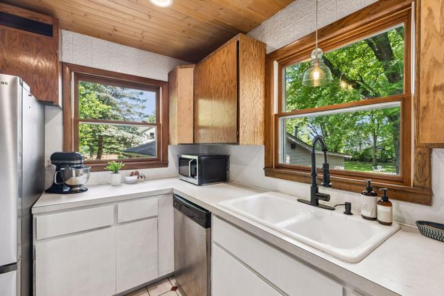 9883 Brookview Road, Woodbury, MN 55125