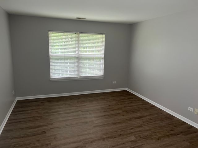 1287 N RED OAK Circle 4, Round Lake Beach, IL 60073